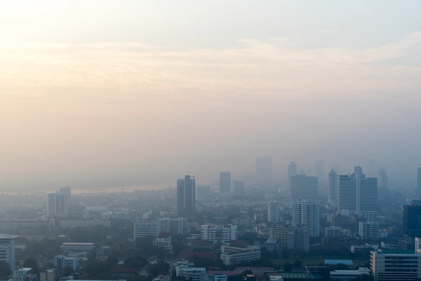 Peisaj urban acoperit de smog cu particule PM2.5 vizibile în atmosferă